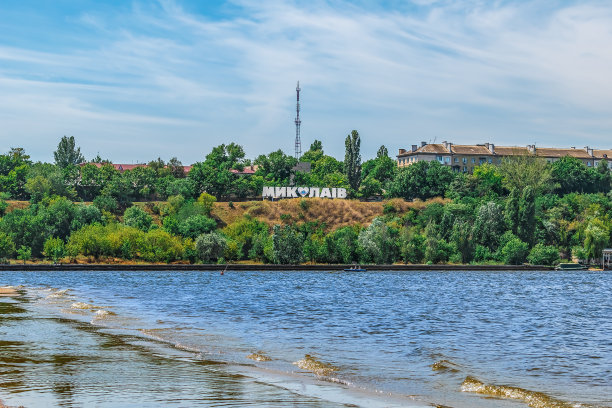 从乌克兰因胡尔河上的斯特里尔卡海滩俯瞰米克莱夫的海岸线图片下载