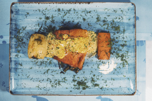 俯视图的鱼菜与胡萝卜和酱汁在一个长方形的盘子图片下载