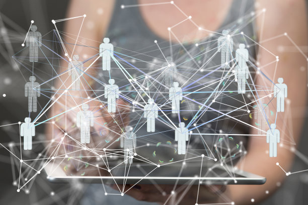 浅聚焦一个人手握平板电脑与人的图标在空气中，团队网络概念图片下载