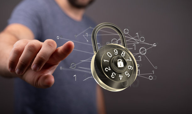 浅聚焦一个人手指向的安全锁图标，网络安全和信息保护图片下载