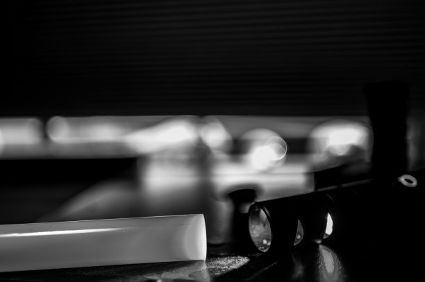 从一个有刀柄、霓虹灯刀片、声板和控制芯片的套件中构建激光剑的各种零件。图片下载