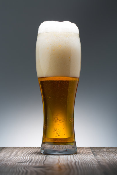 冰镇精酿淡啤酒。近距离的一品脱啤酒图片下载