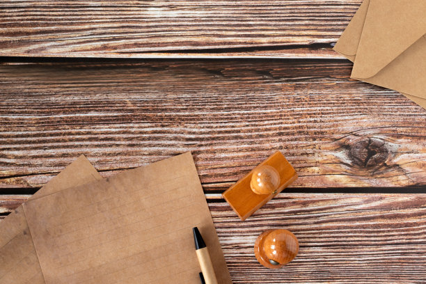 木制印章，旧纸张，钢笔，信封在质朴的桌子上复制空间图片下载