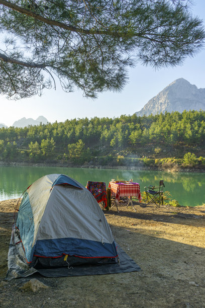 在Doyran湖附近露营，欣赏壮观的景色图片下载