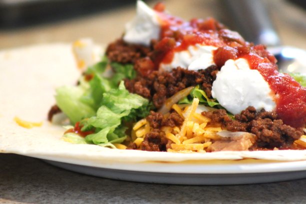 免版税的照片-不确定我能把所有的东西都卷到这个玉米煎饼-美味的食物背景网站，食品博客，或营销-装载墨西哥玉米煎饼准备被包裹在面粉玉米饼-一个胖玉米煎饼-厨师的超级玉米煎饼卷图片下载