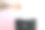 一名女子用粉碎机破坏粉红色背景的信封，特写图片下载