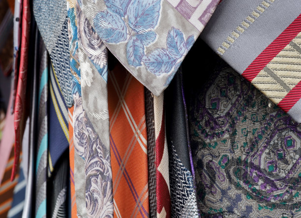 一个彩色旧领带的特写图片下载