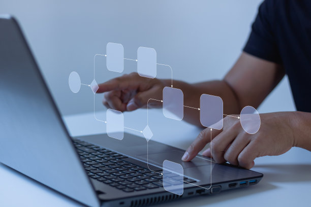 业务流程管理和自动化概念。商人用计算机分析过程和工作流程的自动化与流程图。管理组织的分级处理。图片下载