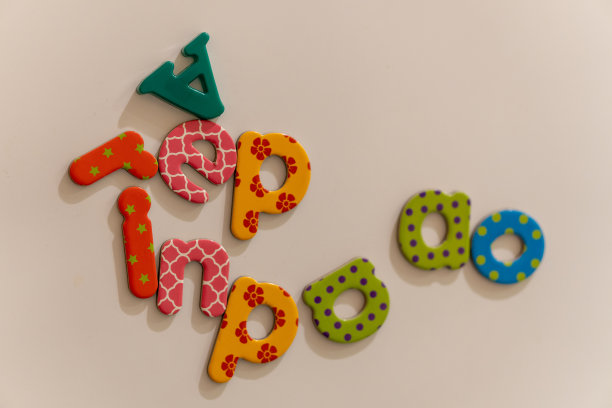 白色背景上的彩色磁性字母图片下载