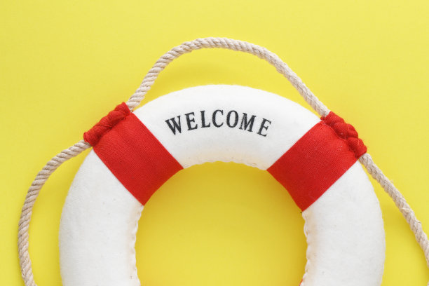 救生圈上的欢迎留言。图片下载