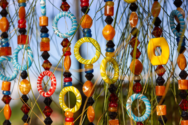 手工窗帘有许多不同的颜色，竹、橙、红、绿、绿，自然。图片下载