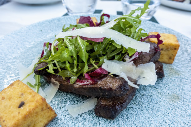 烤瘦牛排配上新鲜蔬菜和切成薄片的帕玛森芝士图片下载