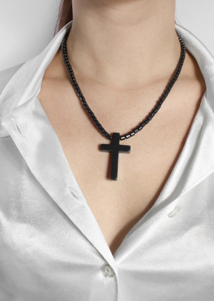 赤铁矿石制的复古十字架吊坠图片下载