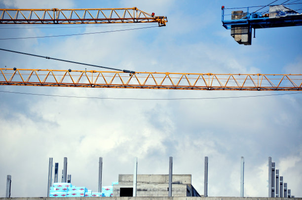 橙色起重机用于建筑施工图片下载