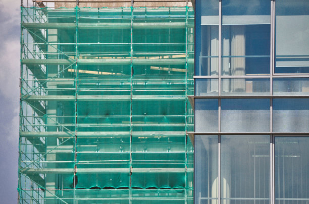 玻璃办公楼，蓝色建筑，办公区域，绿色网固框架结构图片下载