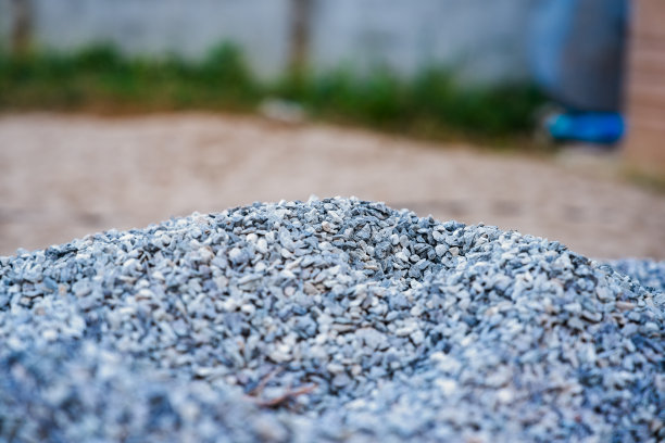 一堆建筑用的石头。图片下载