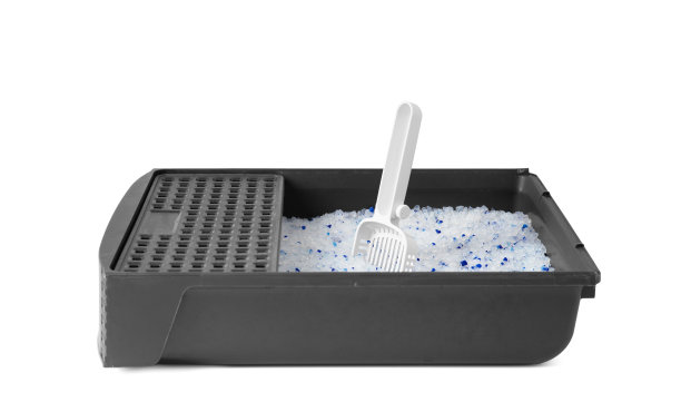 用硅胶填充的猫砂和清洁铲隔离在白色背景上图片下载