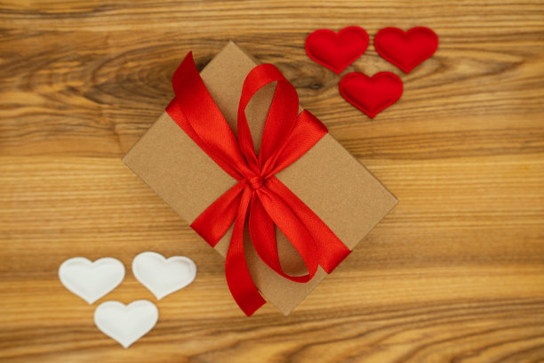 礼盒和心形的木材背景。情人节图片下载