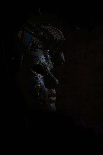 女性游行面具与黑暗的背景图片下载