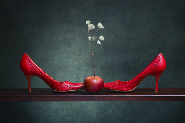 静物配红色女式高跟鞋和苹果女式力量图片下载
