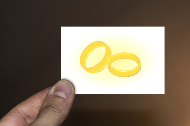 手持卡片装饰金戒指图片下载