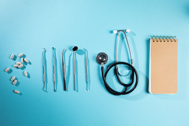 蓝色背景上的牙医工具图片下载