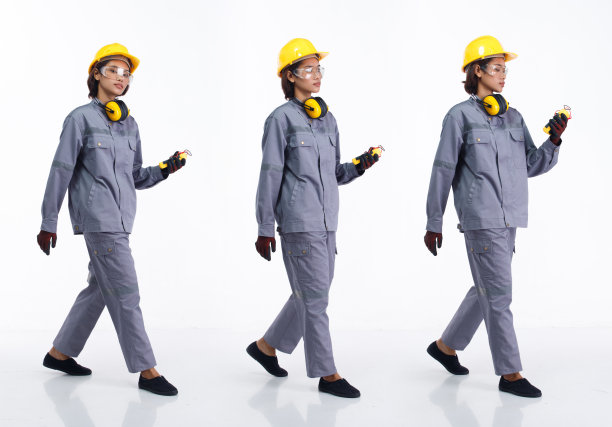 全长20岁的年轻亚洲工业女性戴安全帽保护装备，向前走左右图片下载