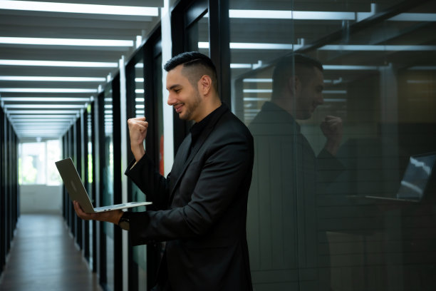 在会议室走廊里的商人在向管理团队展示工作和新项目之前，以各种姿势放松图片下载