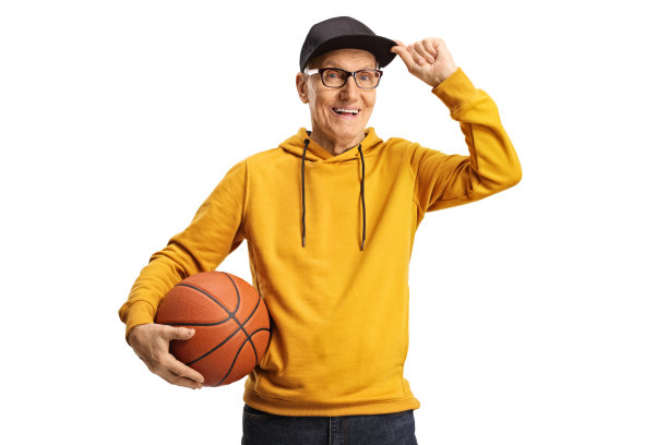 欢快的老人拿着篮球和帽子打招呼图片下载