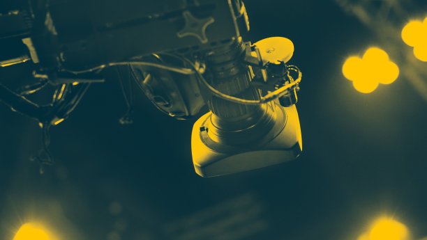 电视摄像机在起重机三脚架上播放，用于拍摄或录制和播放演播室制作的内容，以在空中电视或在线互联网上直播。起重机高清视频录制。有选择性的重点。图片下载