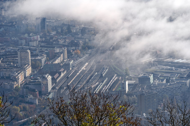 伯尔尼州Magglingen Macolin村的鸟瞰图，在一个蓝色多云的秋日，贝尔比讷市的火车站和雾。图片下载