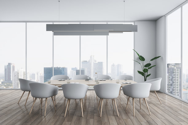 在宽敞的会议室里，白色椅子环绕着木地板上的浅色会议桌，背景上有绿色植物，背景上有全景窗，可以看到城市景观。三维渲染图片下载