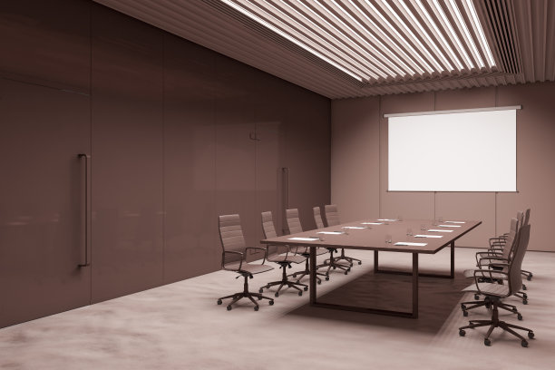 在宽敞的会议室里，白色的空白海报贴在棕色的墙上，上面有led灯，大会议桌周围有办公椅。3D渲染，模型图片下载