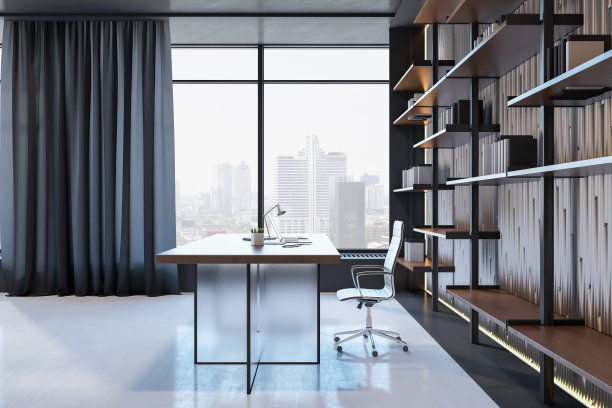 宽敞的家庭办公室中时尚透明工作台的侧面视图，从全景窗口可以看到城市景观，深色墙壁背景上的书架。三维渲染图片下载
