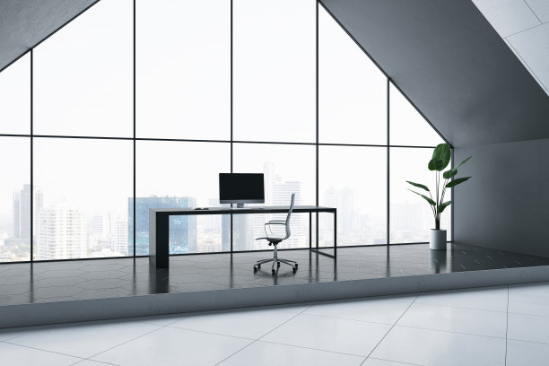 工作场所，黑色桌子上有现代电脑，深色多边形瓷砖讲台上有绿色植物，宽敞的办公室，混凝土地板和全景窗口的城市天际线背景。三维渲染图片下载
