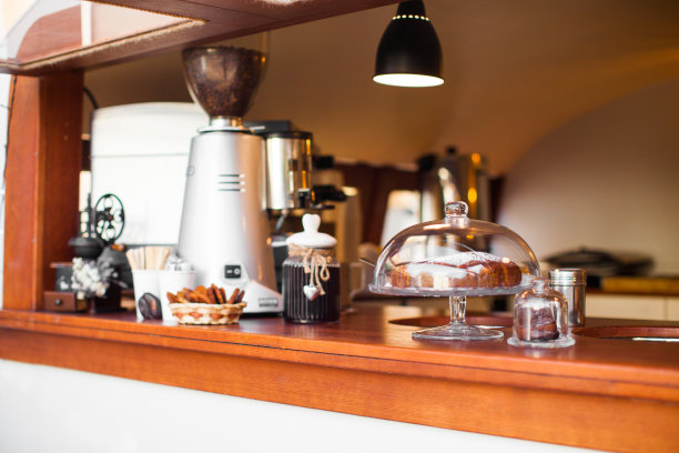 一个漂亮的酒吧，有咖啡吧和甜点图片下载