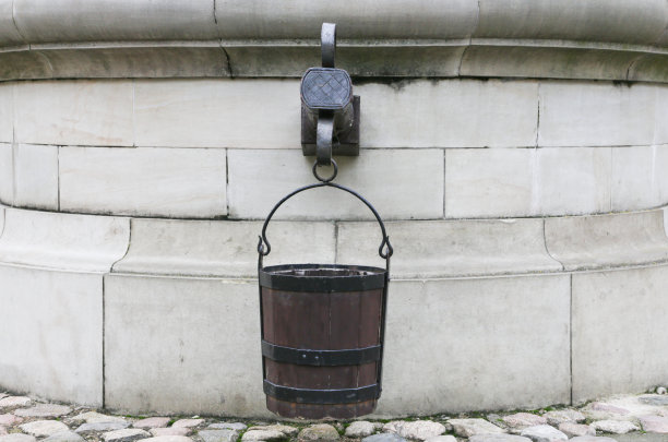 一口井上挂着一个古老的中世纪桶。图片下载
