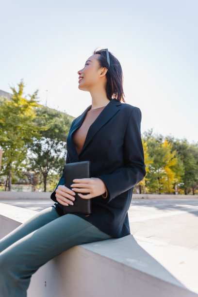 成功的女经理走在城市的街道上。图片下载