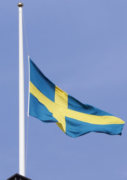 低角度的瑞典国旗半旗图片下载