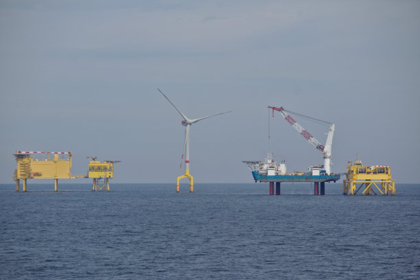 海上风力涡轮机和平台图片下载
