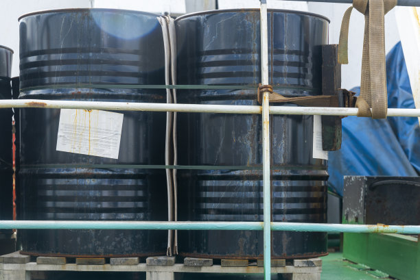 装有燃料的黑色金属桶固定在甲板上的托盘上图片下载