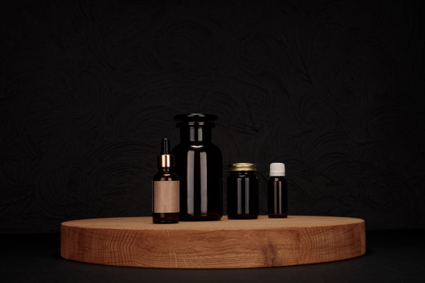 一套天然橡木上的药用，化妆品产品。模型与黑色背景图片下载