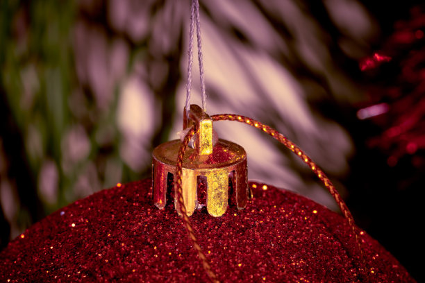 圣诞玩具挂在圣诞树上迎接新的一年图片下载