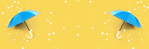 撑开雨伞避雨。春天和秋天的天气。横幅。图片下载