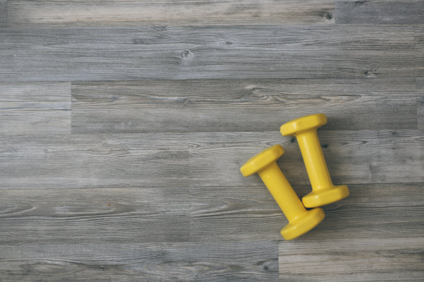 灰色木制背景和黄色哑铃运动图片下载