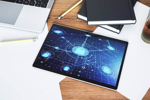 现代数字平板屏幕上的锁符号和微电路插图的创意概念。保护和防火墙的概念。前视图。三维渲染图片下载