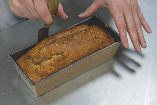 男人手切胡萝卜肉桂蛋糕stock照片图片下载