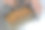 男人手切胡萝卜肉桂蛋糕stock照片图片下载
