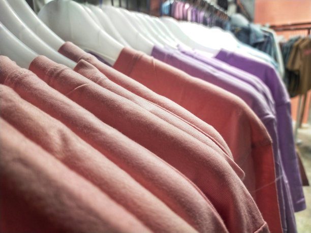 粉色衬衫、紫色衬衫挂在衣架上。图片下载