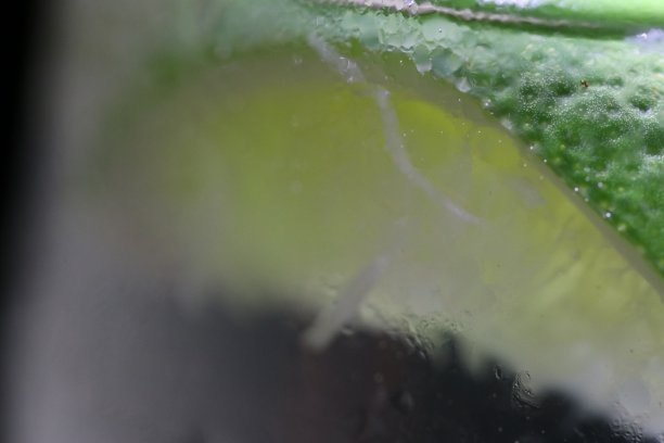 清澈的冰玻璃与切青柠和冰饮料。特写微距图像照片。图片下载